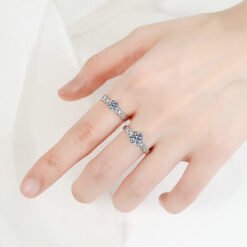 round cut solitaire engagement rings 359-003